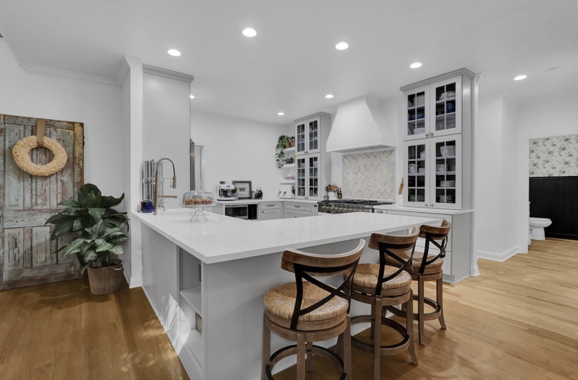 luxurious Kitchen island built by Kitchen remodeling contractos